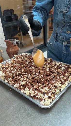 Snickers Popcorn Bark 🍫💛 #shorts