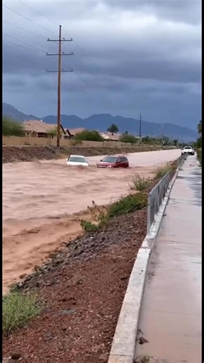 🚨 Breaking: Major Flooding Strikes Queen Creek After Torrential Rain Tied to Priscilla 🚨 Queen Creek, AZ — In a rare and alarming weather event, Queen Creek was hit by severe flooding late last night after a surge of tropical moisture from Hurricane Priscilla unleashed heavy downpours across the region. Residents report streets turned into rivers, basements and garages inundated, and roadways rendered impassable. Dozens of homes were affected, with some families forced to evacuate to higher gr