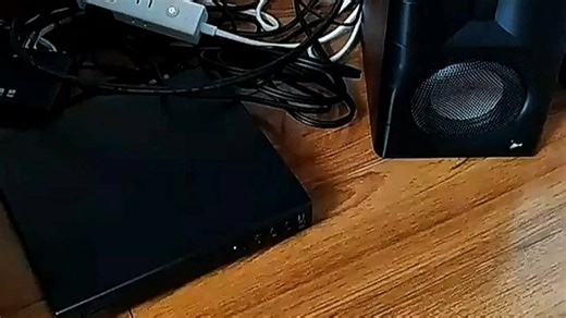 高清视界尽在掌握，DVD机支持多格式播放，家庭影院级画质让观影体验更沉浸，怀旧电影瞬间焕新。