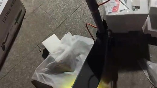 通勤选滑板车看什么？E2Plus减震款实测：舒适减震，轻松应对坑洼路面，通勤更省力