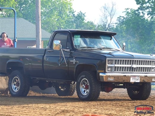 Bouncing Square Body Chevy!! 😱🔥 #4x4gas #truckpulling #squarebody #chevy | 4x4 Gas Pulling Trucks