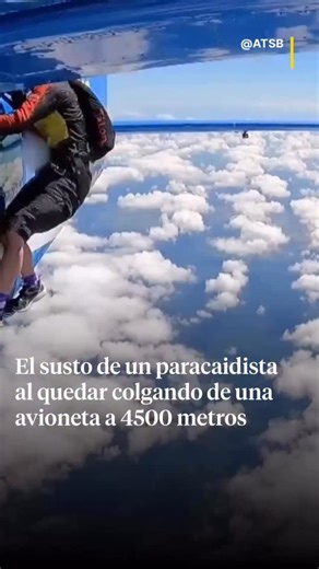 🪂 Un paracaidista australiano vivió un momento extremadamente inusual durante un salto en formación cuando su paracaídas de reserva quedó enganchado en la cola de una avioneta a unos 4.500 metros de altura, en el norte de Australia. Las imágenes se han hecho públicas ahora, aunque el incidente ocurrió en septiembre pasado sobre el aeropuerto de Tully, en Queensland, cuando la aeronave con 17 paracaidistas iniciaba la maniobra de salida. Al desplegarse inesperadamente el paracaídas de reserva, l