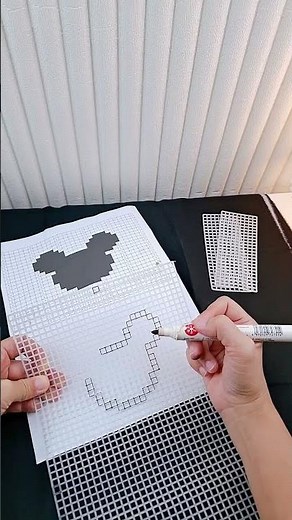 Making a pattern on plastic canvas #plasticcanvasbag #diybag #patternmaking