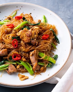 37K views · 2.8K reactions | What to make with those noodles in your pantry? Stir-fried Soy Sauce Glass Noodles (Pad See Ew Woon Sen)... the devil's in the detail! Get the recipe: https://www.marionskitchen.com/thai-soy-sauce-glass-noodles-pad-see-ew-woon-sen/ | Marion's Kitchen | Facebook
