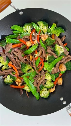 FAJITAS DE RES CON VERDURAS Hoy te comparto una receta ideal para cualquier día de la semana, fajitas de res con vegetales. En este plato vas a encontrar mucha variedad y sobretodo un platillo completo. Ya que contiene la cantidad ideal de proteína y también una variedad de verduras que lo hace delicioso, pero sobretodo muy saludable. Puedes cambiar las verduras por algunas otras que no haya incluido aquí y prepararlo de la misma manera. Receta Completa: https://lasoleta.com/recetas-saladas/plat