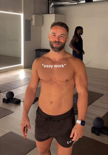 Easy work turned out not to be so easy for the gym bros @onbrandhotstudio #hotpilates #hotmatworkout #boysvsgirls #sculpt #mendoingpilates