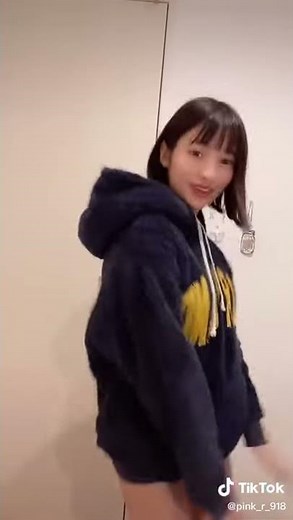 【Tik Tok】よく見ると、、、ショートパンツの可愛い女の子