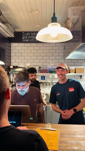 Weekend vibes at Burger Nine, with the best burger in London. 🤤🤪 📍Broadway Market Tooting #burger #streetfood #streetfoodlondon #tooting #tootingbroadway
