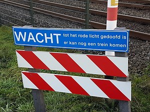 Schild am Railroad Crossing Warnung, die warten, bis Rot Licht aus...