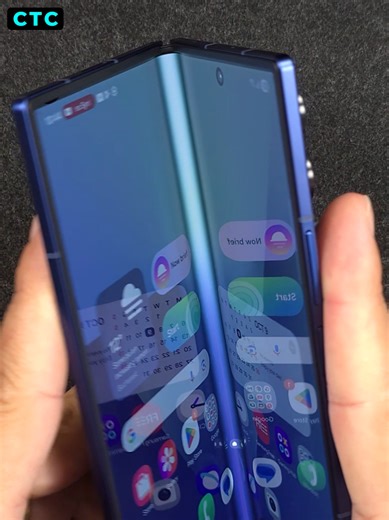 Samsung Galaxy Z Fold 7 peel hinge test 😌 Do you like that peel sound? #galaxyzfold7 #samsung #crackthecable