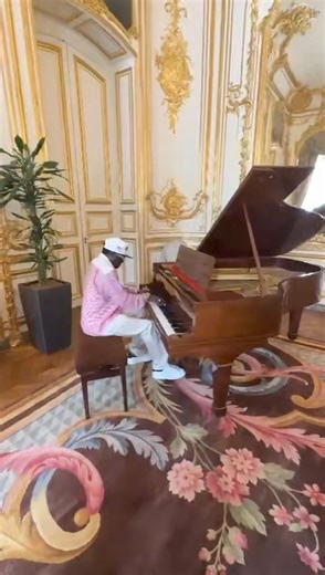 FLAVOR FLAV::: In Paris playing the piano for the US ambassador | Flavor Flav