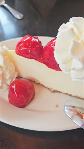 48K views · 707 reactions | Mango Key Lime Cheesecake & Fresh Strawberry Cheesecake  Super ricos!!!! #cheesecakefactory #bakinglabbygretchen | Baking Lab by Gretchen | Facebook