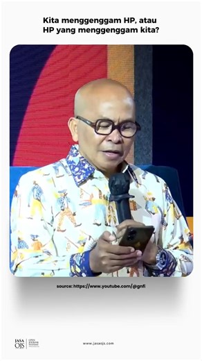 Jasa Pembuatan OJS (Open Journal System) on Instagram: "Kita menggenggam HP, atau HP yang menggenggam kita? 📱🧠 ​Seringkali kita merasa paling tahu karena dunia ada dalam genggaman. Padahal, kesadaran kita justru sering terfragmentasi dalam layar-layar kecil ini. Kebenaran tak lagi tunggal, opini publik difabrikasi, dan realitas disunting sedemikian rupa. ​Apakah kita masih melihat dunia dengan mata kepala sendiri, atau hanya lewat lensa yang sudah dipoles? ​#digitalparadox #jurnalilmiah #liter