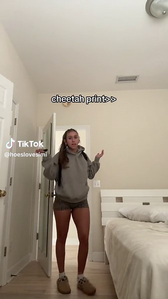 sim (@hoeslovesimi)’s video of leopard print