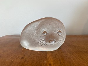 Vintage schwedische Kristall Baby Robbe Briefbeschwerer Signiert von Mats Jonasson - Etsy.de