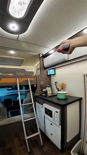RV living atmosphere, a cozy mobile home. #How to choose an RV #New RV layouts #RV