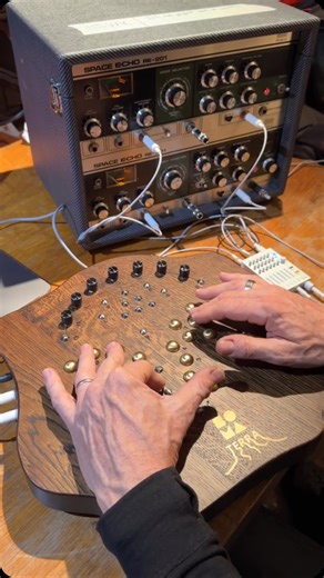 Soundgas Roland RE-402 Stereo Space Echo & Soma Terra. Testing the RE-402 with my favourite new synth, the Terra. The 402 is the culmination of many years’ development here at Soundgas - while the initial idea and proof of concept (using two RE-101s) happened quickly, the R&D involved to get here has involved a great deal more investment than we’d anticipated. It is a testament to the dogged determination and brilliance of our echo techs: I’ve been into tape echoes for 40 plus years and have nev