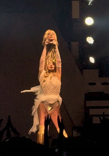 But the party don’t stop NO!! #kesha #afaslive #amsterdam #netherlands #queen