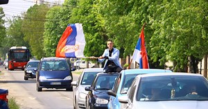 FOTO UBOD: Prvi maj u Batajnici uz srpske zastave