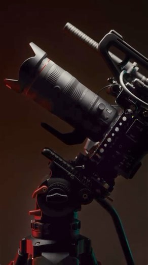 Momentum Visual Lab demonstrates how a well-balanced setup makes all the difference. A Cartoni Focus 12 head supporting a Canon C80 rig benefits of precise counterbalance to a controlled movement, smooth, intuitive process. The result is a creative focused shot thanks to stability and fluidity. Credits: @momentumvisuallab #cartonisocial #cartonitripods #focus12 #cinematography #filmmaking #fluidhead #cinematographer | Cartoni