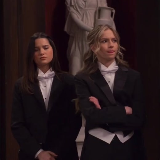 Lex and Presley's Side Hustle: Jules LeBlanc and Jayden Bartels Kiss Photo