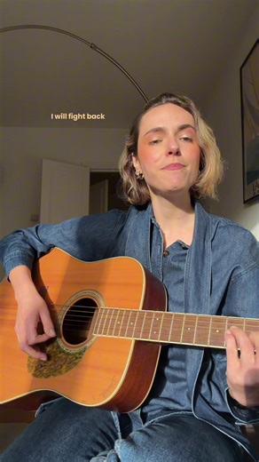 Connaître son passé et l’affronter pour mieux comprendre et vivre le présent : c’est un peu le mood qui m’a poussé à écrire cette chanson 🩷 #singer #composer #guitar