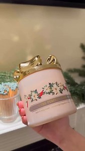 No dejes que se acabe el día ☀️ sin antes aprovechar Candle Day 🌟 Recuerda pasar hoy por tus Velas 3 Mechas al precio más bajo del año 🚨 ¡y aprovecha para conseguir los regalos de temporada! 🛍️💖 | Bath & Body Works El Salvador