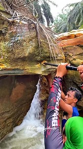 gold discovery process | traditional gold extraction process | super material containing gold | gold nugget $1500 in bedrock crack 😱‼️⛏️ amazing #puregold #goldmine #goldhunter #goldprocessing #goldextraction #goldminer #goldpanning #goldhunting | Gustian Goldhunter