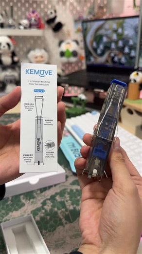 vivierra 🐼 panda desk diaries on Instagram: "Finally got my hands on a 2 in 1 keycap and switch puller! Thanks @kemovekeyboard ! 🙏🏼 It’s tiny, easy to use, and i love how efficient the design is - keycap puller on one end, switch puller on the other. Nicely done Kemove 👍🏼 customizing keyboards would be so much faster with this in hand ⌨️ What do you think of this design? Share it in the comments! You can grab these on Amazon or on Kemove’s website 🛒 ~ diy custom mechanical keyboard desk se