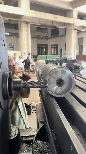 Keyway slotting on the milling machine by our very skilled machinists 🔝 #manufacturing #machining #manualmachinist