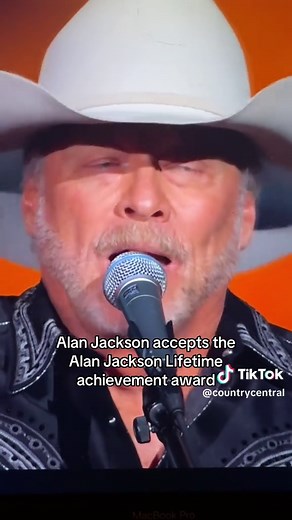 Alan Jackson Wins Lifetime Achievement Award at ACM 2025