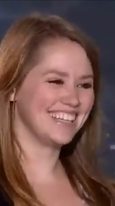 In 2012, Jane Carrey, the daughter of beloved actor Jim Carrey, stepped into the national spotlight on American Idol. As the child of a major Hollywood star, Jane’s audition sparked immediate curiosity—but she was determined to carve her own path in music, separate from the shadow of her father’s fame. During her Season 11 audition, Jane performed Bonnie Raitt’s “Something to Talk About,” impressing the judges with her tone and confidence. Although her vocals were met with a mix of praise and cr