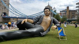 A statue of Dr. Ian Malcolm appears in London | Collater.al
