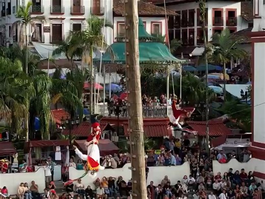 帕潘特拉飞人在的 100 英尺高的杆子上纵身跃下。它们诞生于 450 至 600 年前的毁灭之中，其根源可追溯到前西班牙时代的中美洲。不可思议的墨西哥