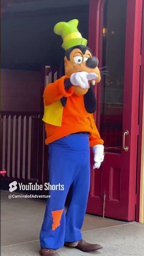 Goofy meeting guests at @disneyland firehouse #disneyland #goofy