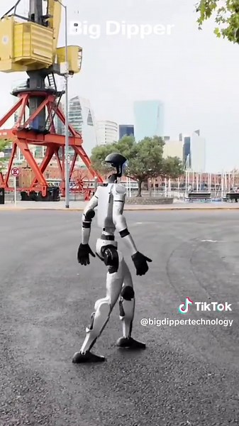 🎥 G1 de Unitree en Puerto Madero 🤖🌆 El robot humanoide G1 llegó a Argentina y ya está explorando las calles de Puerto Madero. 🚶‍♂️⚡ Tecnología de última generación en acción. 💡 ¿El futuro ya está acá? Te leemos en los comentarios. 👇 #UnitreeG1 #Robótica #Innovación #FuturoTech #PuertoMadero