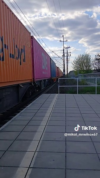 jakiś fajny traxx przez Włocławek w stronę Toruńa film z wczoraj pozdro dla mecha @🚂🚃🚃mikol z włocławka🚂🚃🚃 @Mikol z zazamcza🚃🚂🚅 @martyna @Mikol z wwk🚃🚞 @Kolej Na zazamczu🚂🚃🚃 @Mikol_wwk @Mikol z wwk🚂🚃🚃