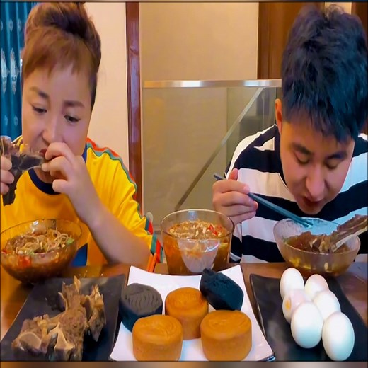 🥓 Family Feast Challenge — Pork Belly Too Good, Laughs Too Loud! 🤣🥓 #fblifestyle #FunnyFamily #FamilyFun #EatTogether #FamilyTime #FoodFun #YummyTime #LaughTogether #FamilyLaughs #MealTime #FoodLove | Yummy ASMR