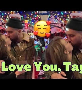 🤩OMG!! Travis Kelce KISSES Taylor Swift on the LIPS in their latest picture at the Christmas bar