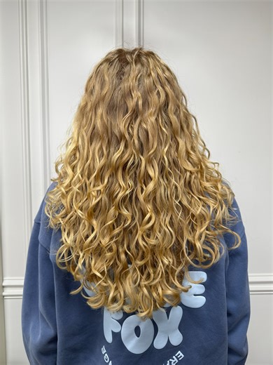 Think you have “frizzy” straight hair? You might be hiding beautiful waves.🌊 The right trim can help define and activate your natural curl pattern.✂️ #curlycut #haircut #curlsalon #curlyhaircut