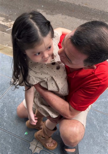 Về là ông làm gà nướng vì cháu thích ăn gà , con gái thích ăn cua hoàng đế k thấy ông mua nhỉ ????#gao #gaoyeu #emgao #ongtuan