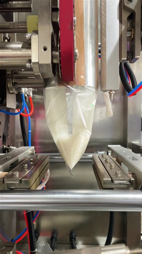 Ever wondered how white sugar is packed?Vertical form fill seal packing machine #verticalpackingmachine #factory #whitesugar #packagingmachine #packingmachinemanufacturer