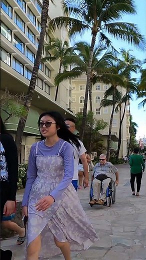 Watching People Walking on Kalakaua Avenue in WAIKIKI #Hawaii #travel #hawaiian
