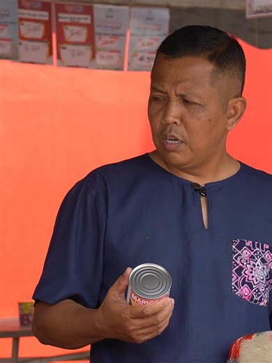 MISI RAYA POK MAT (DARI KAPAS JADI BENANG) Pok Mat runsing. Jiran sebelah, Haji Bidin, dah mula menunjuk-nunjuk beli lembukorban import dan langsir dari
