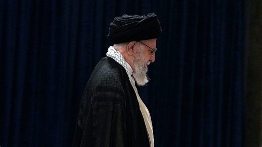چهل سال سلطه بر ایران؛ خامنه‌ای که بود و چطور به رهبری رسید؟