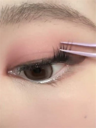 Quick & Easy Silk Worm Eyeliner Technique: Perfect for Beginners
