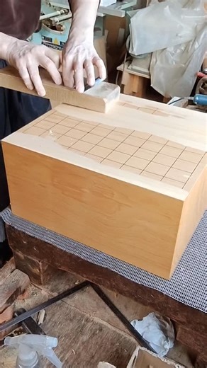八街碁盤店 on Instagram: "#八街碁盤店 #盤修復 #木のもの #柾目 職人魂 手仕事 鉋がけ 木のぬくもり"