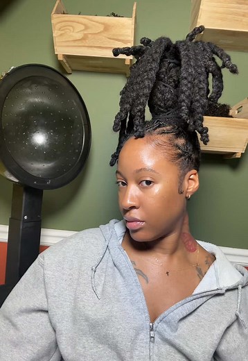 Pineapple Loc Style: Trendy Hairstyles for Locs