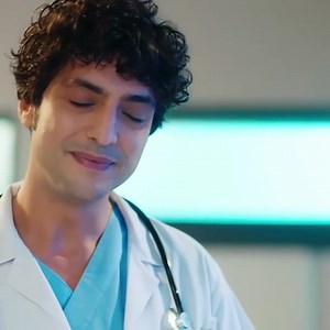 Escenas Doctor Milagro Capitulo 21 Parte 3 Dudas y Determinación en el Camino a la Cirugía" En la Parte 3 del Capítulo 21 de "Doctor Milagro", la trama se centra en la lucha interna de los personajes con sus sueños y aspiraciones, así como en la preparación para una cirugía compleja. La escena comienza con un personaje cuestionando su sueño de convertirse en cirujano, expresando inseguridades y errores cometidos en el hospital. A través de un diálogo emotivo, otro personaje lo anima a seguir su 