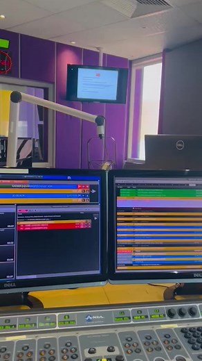 Ivin Shole and Andrew Pike from our IT & Technical Department showed off their dance moves to Elana Afrika-Bredenkamp 😂 | Jacaranda 94.2